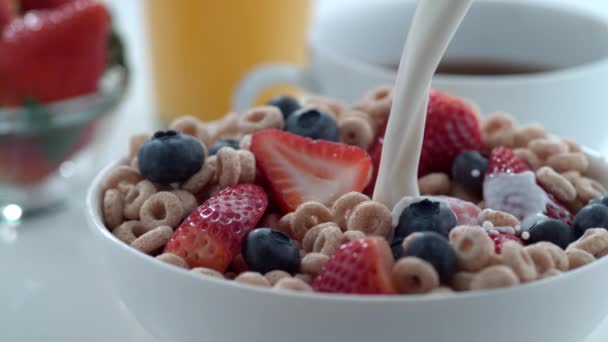 Leche Vertiendo Tazón Cereales Bayas — Vídeo de stock