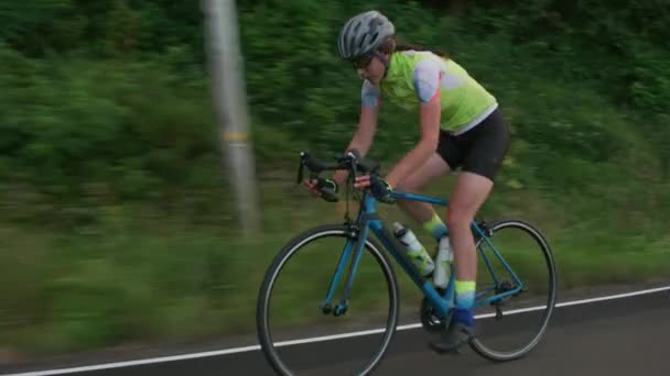 Tracciamento Una Ciclista Donna Sulla Strada Campagna Completamente Rilasciato Uso — Video Stock