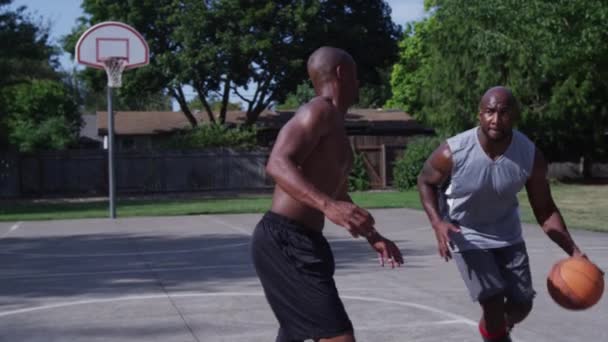 Eins Gegen Eins Beim Streetbasketball Spieler Legt Auf — Stockvideo