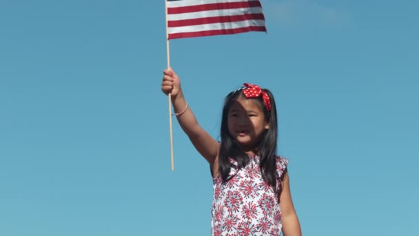 Lány Hadonászó Amerikai Zászló Lassított Felvételen Lövés Phantom Flex — Stock videók
