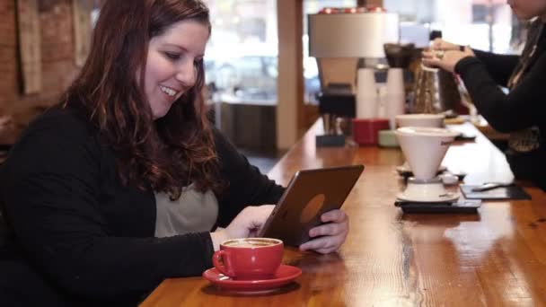 Mujer Con Tablet Cafetería — Vídeos de Stock