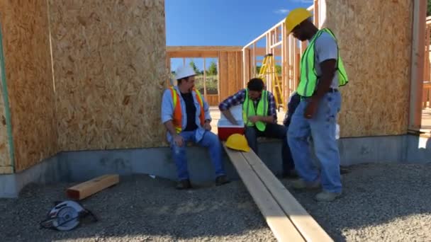 Grupo Trabalhadores Construção Que Fazem Uma Pausa — Vídeo de Stock