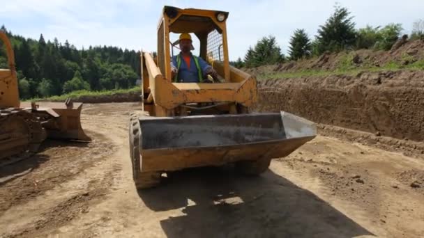 Trabajador Construcción Que Conduce Equipo Excavación — Vídeo de stock