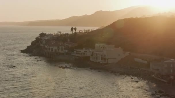 カリフォルニア州マリブ 2017年頃 日没時のマリブビーチの空中撮影 CineflexとRed Epic Heliumで撮影 — ストック動画