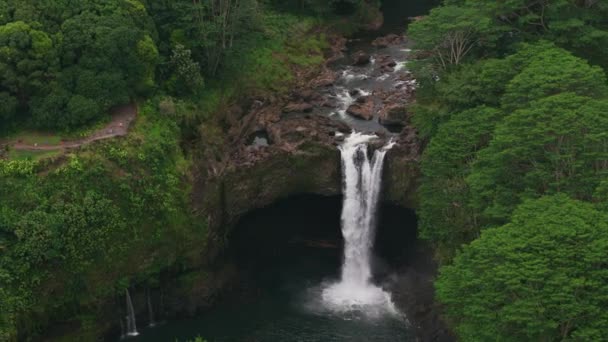 夏威夷大岛2018年左右 彩虹瀑布的空中景观 用Cineflex和Red Epic Helium拍摄 — 图库视频影像