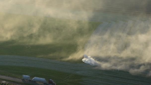 Luftbild Eines Traktors Der Kalk Auf Ein Grasfeld Oregon Aufträgt — Stockvideo