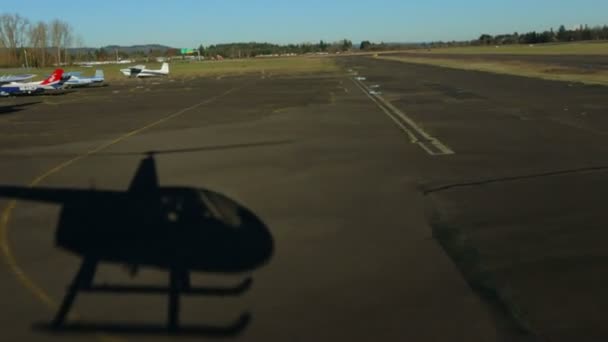 Helikopterin Varjo Lentokentän Kiitotiellä — kuvapankkivideo