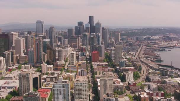 2018年頃 ワシントン州シアトル ワシントン州シアトルのダウンタウンの空中ビュー CineflexジンバルとRed Epic Wカメラでヘリコプターから撮影 — ストック動画