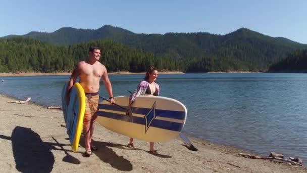 Pareja Caminando Por Lago Con Stand Paddle Boards — Vídeos de Stock