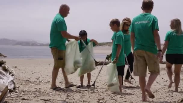 Groep Vrijwilligers Schoonmaken Strand — Stockvideo