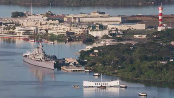 夏威夷瓦胡岛 2018年左右 珍珠港的空中景观与美国亚利桑那州纪念舰和密苏里州战舰 用Cineflex和Red Epic Helium拍摄 — 图库视频影像