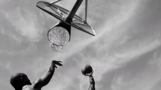 Afroamerikaanse Mannen Die Straatbasketbal Spelen — Stockvideo