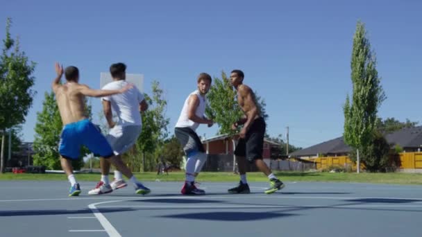 Langsom Bevegelse Venner Som Spiller Basketball Parken – stockvideo