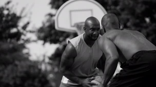 Afroamerykanie Grający Uliczną Koszykówkę — Wideo stockowe
