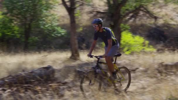 Człowiek Jazda Rowerze Górskim Przyrodzie — Wideo stockowe