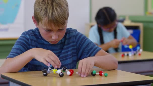 Niños Aula Escolar Construyendo Modelos Ciencia — Vídeo de stock