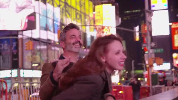 Paar Samen Aan Het Praten Times Square New York City — Stockvideo