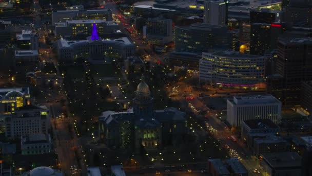 コロラド州デンバー 2017年頃 夜のコロラド州議事堂ビルとデンバー市郡庁舎の空中ビュー — ストック動画