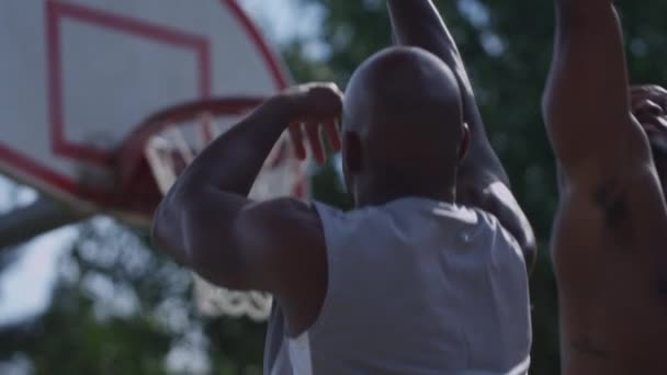 Eins Gegen Eins Streetbasketball Shooting Und Rack Fokus Auf Hoop — Stockvideo