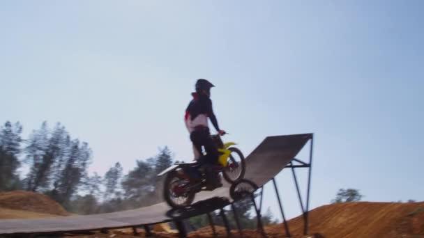 Motocross Rider Gran Salto Cámara Lenta — Vídeo de stock