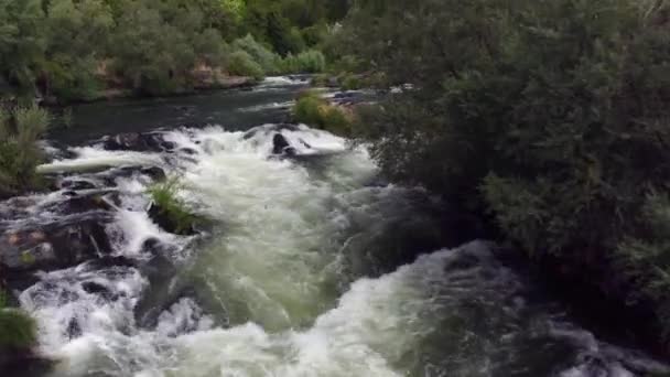 美国俄勒冈州红磨河白水急流的空中拍摄 — 图库视频影像