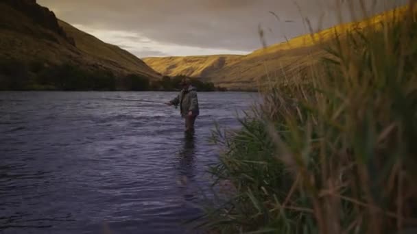 Άνθρωπος Πετάει Ψαρεύοντας Στο Όμορφο Ποτάμι Ξημέρωμα — Αρχείο Βίντεο