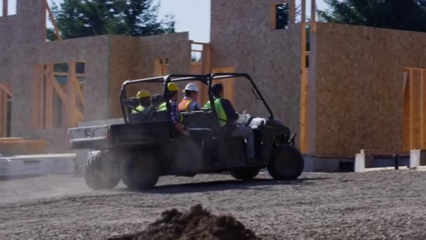 Εργάτες Οικοδομών Οδήγηση Οχήματος Χρησιμότητα Προς Την Περιοχή Εργασίας — Αρχείο Βίντεο
