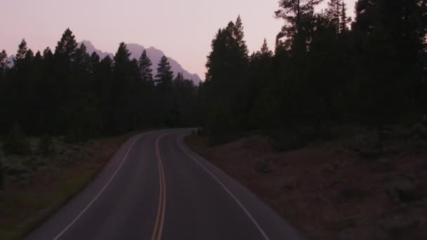 Rijden Langs Weg Grand Teton National Park Bij Zonsondergang — Stockvideo