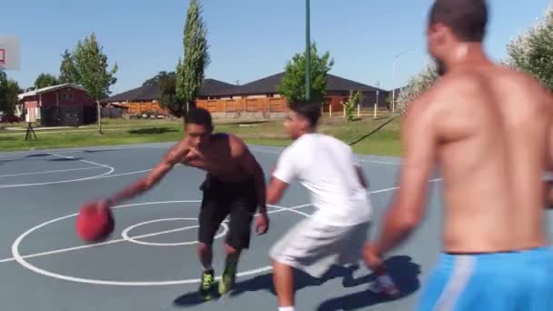Przyjaciółmi Grając Koszykówkę Parku — Wideo stockowe