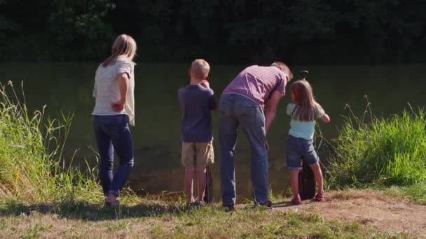 Famille Regardant Lac — Video