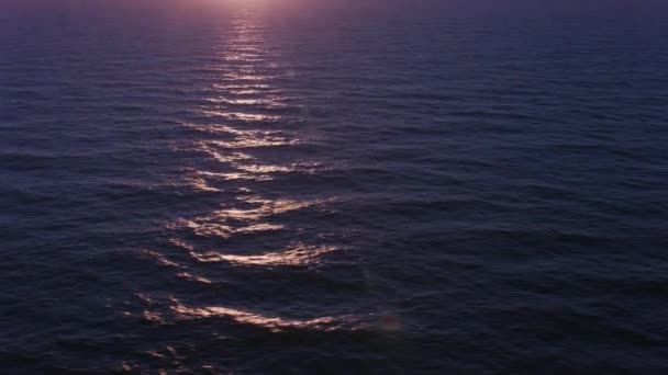 从空中俯瞰日落 映照荡漾的水面 用Cineflex和Red Epic Helium拍摄 — 图库视频影像
