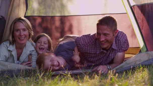 Familjen Camping Tält — Stockvideo