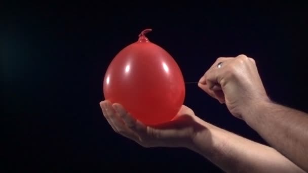 Praskající Vodní Balón Super Zpomaleném Filmu Snímek Fotoaparátem Phantom Rychlostí — Stock video