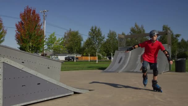 Αγόρι Rollerblading Στο Πάρκο — Αρχείο Βίντεο