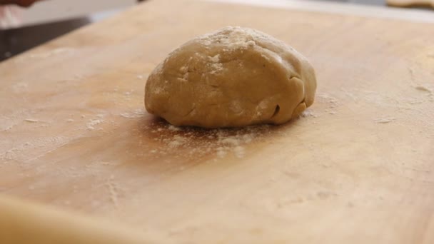 Usando Rolo Rolo Para Rolar Massa Biscoito — Vídeo de Stock