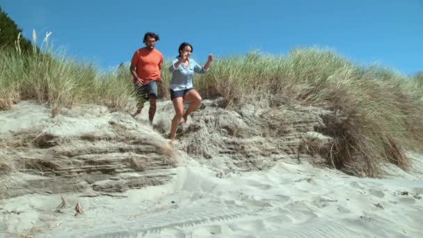 Pareja Playa Saltando Duna Arena Cámara Súper Lenta — Vídeos de Stock