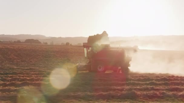 Tracking Shot Combine Field Sunset Willamette Valley Oregon Verenigde Staten — Stockvideo