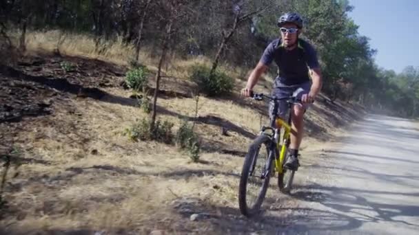 Homem Montando Bicicleta Montanha Estrada Terra — Vídeo de Stock