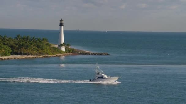 November 2016 Miami Flordia Boot Passeert Cape Florida Lighthouse Bij — Stockvideo
