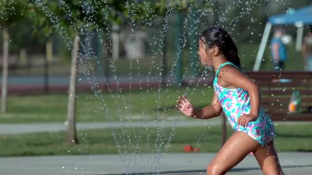 Menina Jogando Aspersor Parque Super Câmera Lenta — Vídeo de Stock