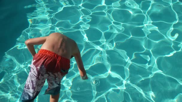 Junge Planscht Zeitlupe Pool Geschossen Auf Phantom Flex — Stockvideo