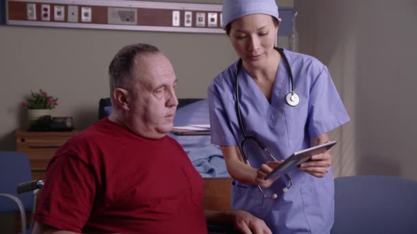 Ασθενής Και Γιατρός Εξετάζουν Μαζί Ψηφιακό Δισκίο — Αρχείο Βίντεο