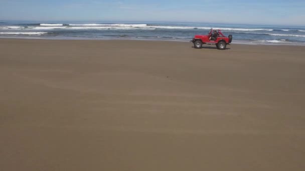 Снимок Воздуха 4X4 Внедорожника Движущегося Пляжу — стоковое видео