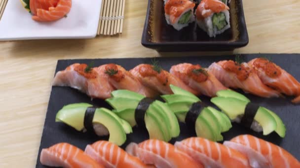 Voe Sobre Uma Variedade Bandejas Sushi Frescos Pratos — Vídeo de Stock