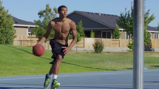 Venner Som Spiller Basketball Parken Sakte Bevegelse Slam Dunk – stockvideo