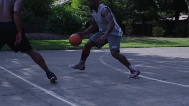 Bir Sokak Basketbolu Oyuncu Sahada Top Sürüyor — Stok video
