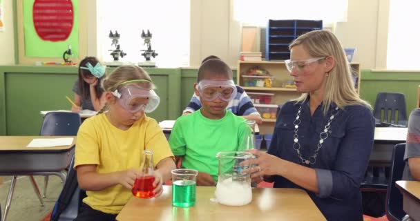 Učitel Studenti Dělají Vědecký Experiment Školních Třídách — Stock video