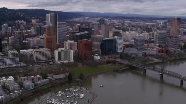 Fly Willamette River Downtown City Buildings Portland Oregon — Stock Video