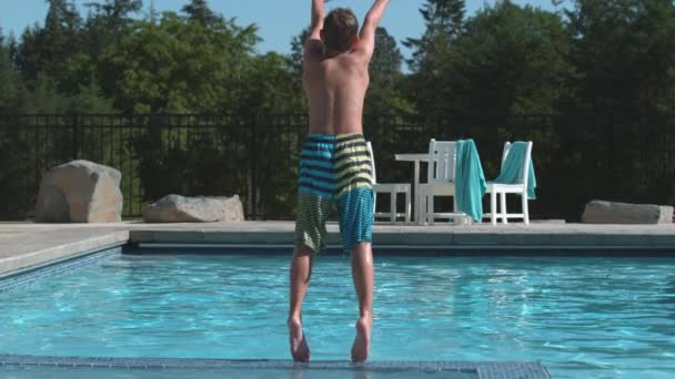 Мальчик Прыгает Бассейн Замедленной Съемке — стоковое видео
