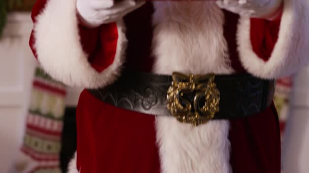 Santa Claus Vykoukne Zpoza Hromady Dárků — Stock video